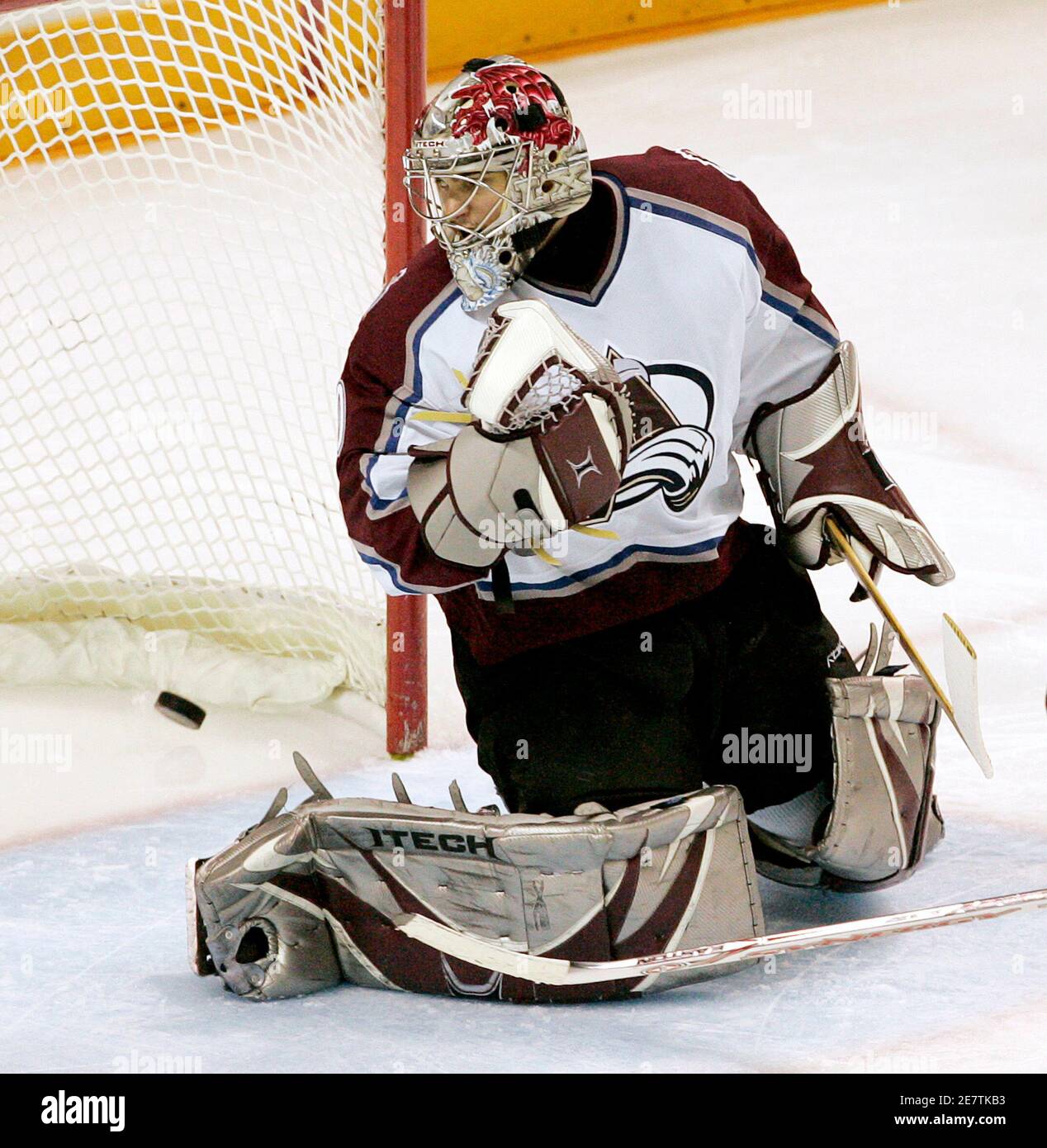 El puck vuela por el goaltierno de Colorado Avalanche José Theodore para un  marcador en el segundo período de un partido de hockey de la NHL contra los  tiburones de San José