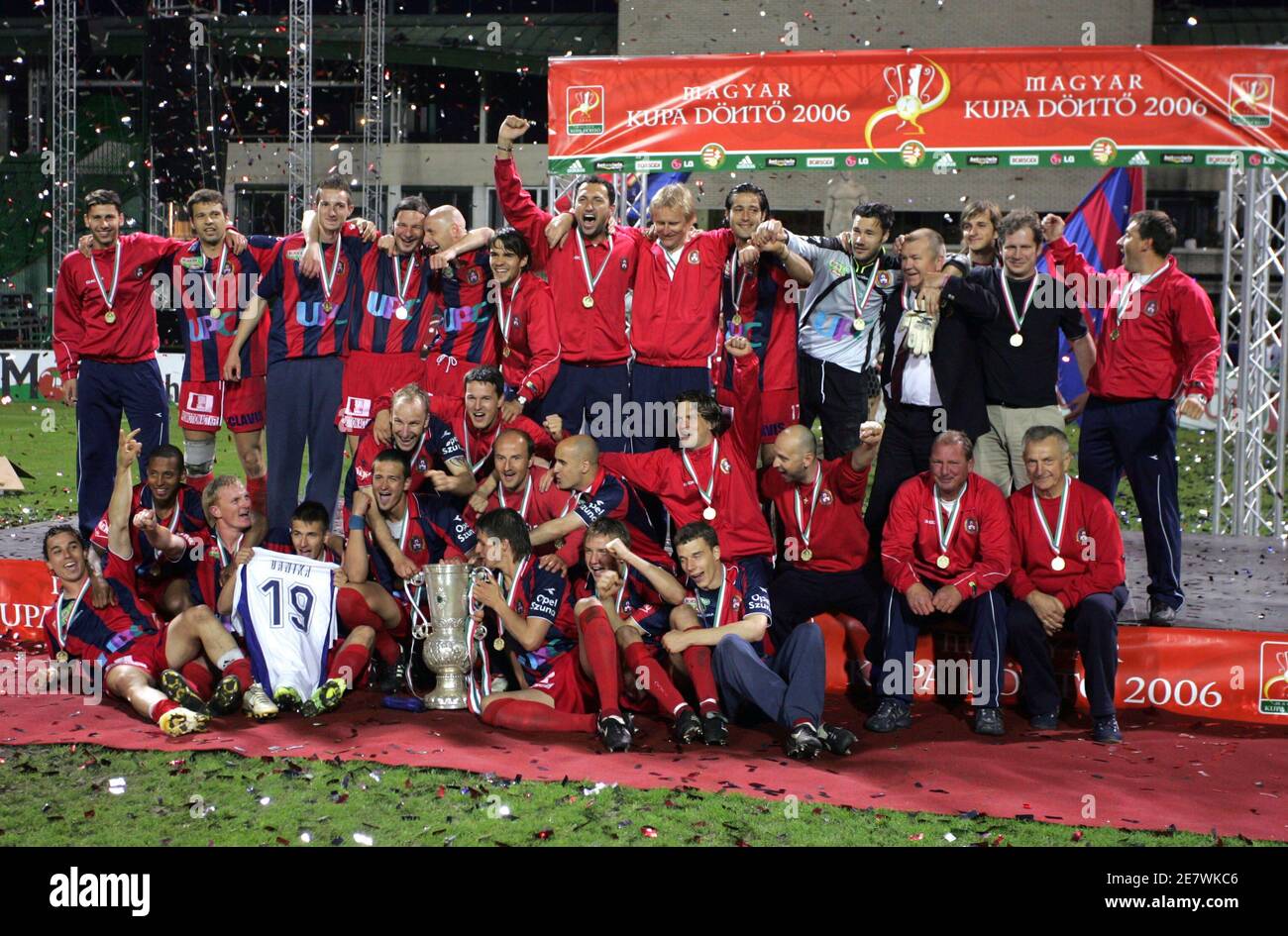 aritmética diámetro Experto Los jugadores del Fehervar FC celebran la victoria de la Copa Húngara contra Vasas-BP en Budapest el 17 de mayo de 2006.REUTERS/Karoly Arvai Fotografía de stock - Alamy aritmética diámetro Experto Los jugadores del Fehervar FC celebran la victoria de la Copa Húngara contra Vasas-BP en Budapest el 17 de mayo de 2006.REUTERS/Karoly Arvai Fotografía de stock - Alamy