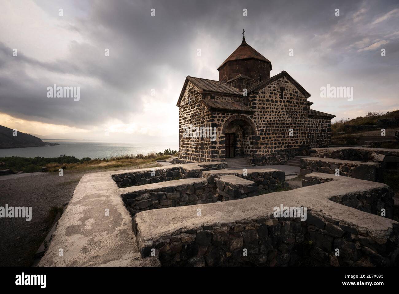 Monasterio de Sevanavank y cielos épicos en el lago Sevan, Armenia Foto de stock