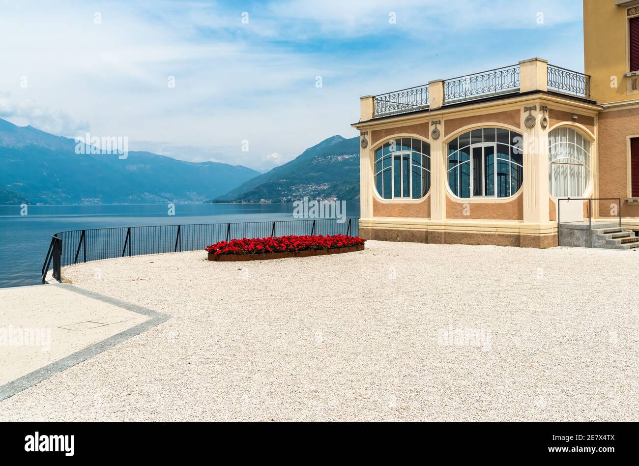 Vista del Palacio Verbania en la costa del Lago Maggiore, un lugar de cultura y símbolo de la Libertad en Luino, Lombardía, Italia Foto de stock