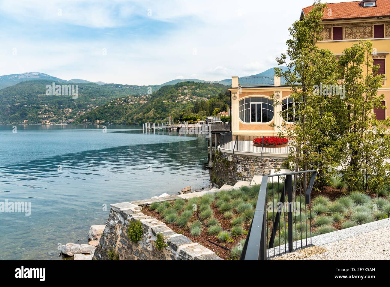 Vista del Palacio Verbania en la costa del Lago Maggiore, un lugar de cultura y símbolo de la Libertad en Luino, Lombardía, Italia Foto de stock