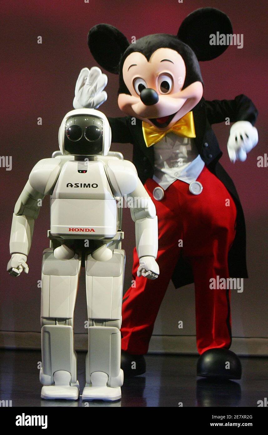 Disney's Mickey Mouse and Honda's humanoid robot Asimo attend a news  conference of Honda's alliance announcement at Hong Kong Disneyland July  12, 2006. REUTERS/Paul Yeung (HONG KONG Fotografía de stock - Alamy
