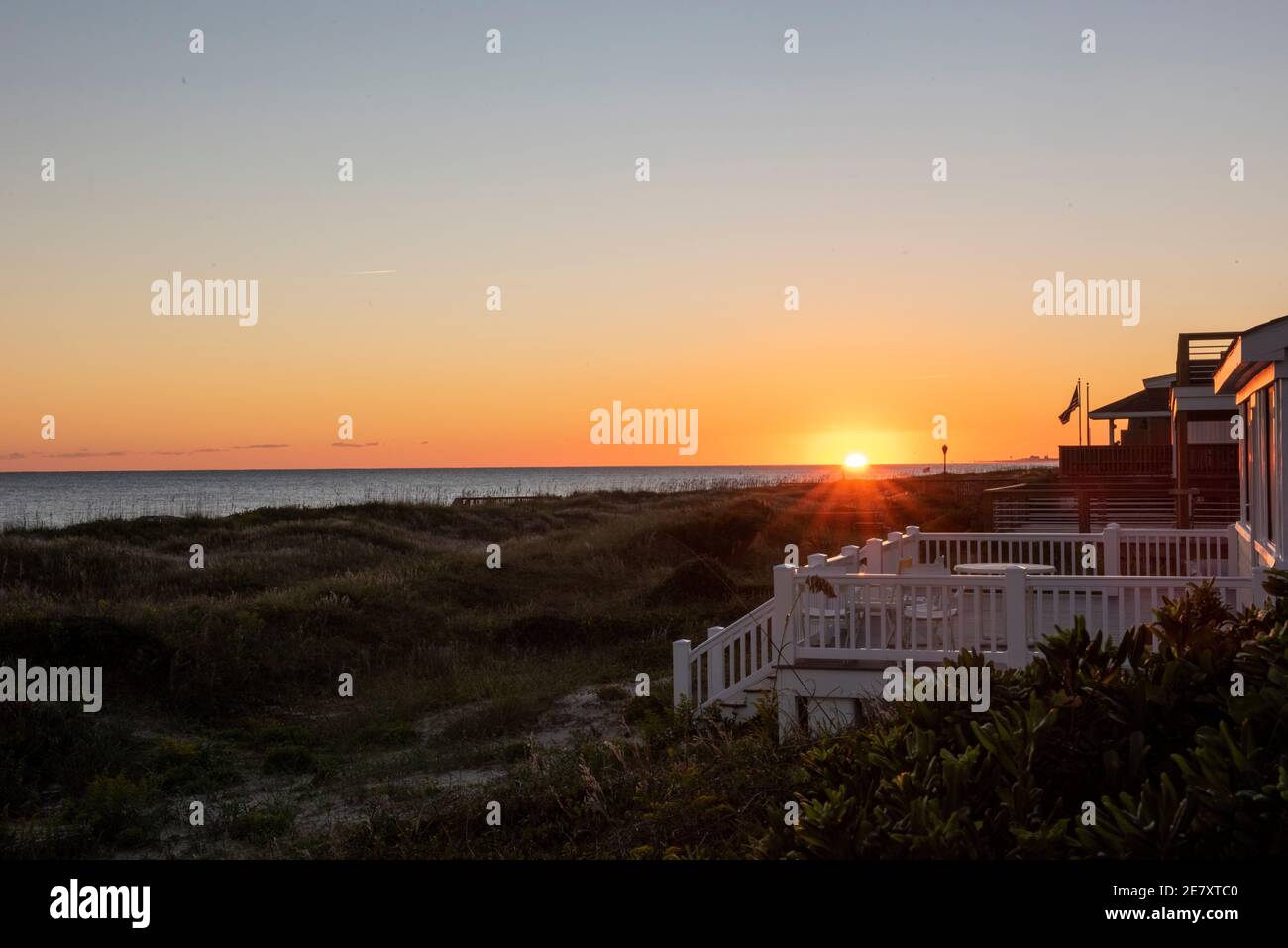 El sol se pone en Atlantic Beach, Carolina del Norte. Foto de stock