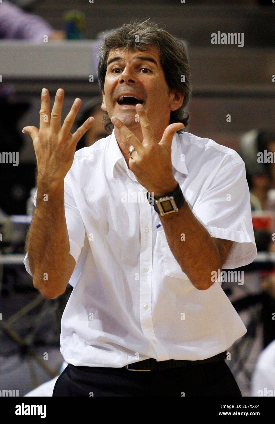 Claude Bergeaud, entrenador de Francia, hace gestos durante su segunda ronda de baloncesto contra Lituania en el Campeonato Europeo de Madrid el 10 de septiembre de 2007. REUTERS/Ivan Milutinovic (ESPAÑA) Foto de stock