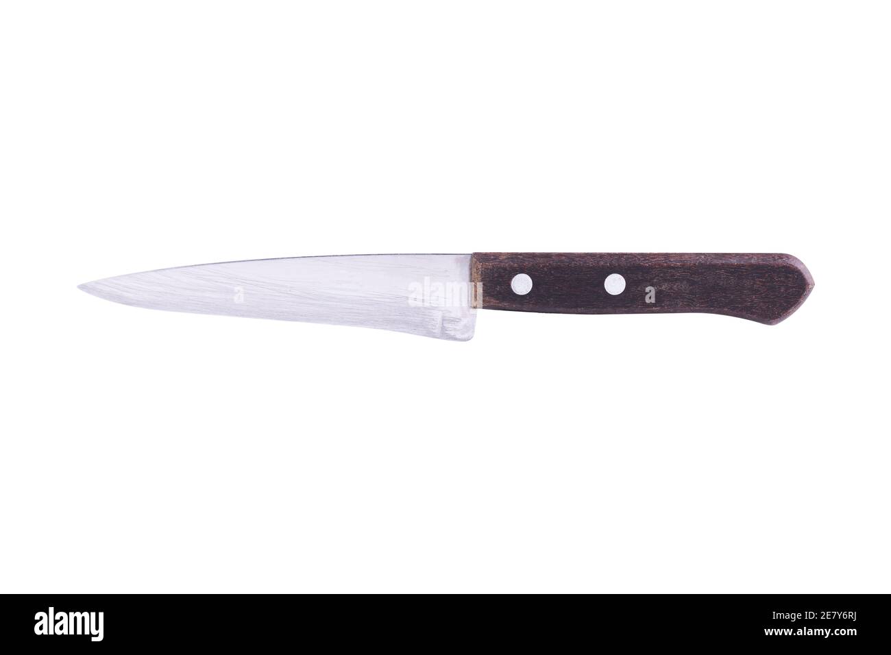 un cuchillo de cocina con mango de madera aislado en un blanco antecedentes Foto de stock