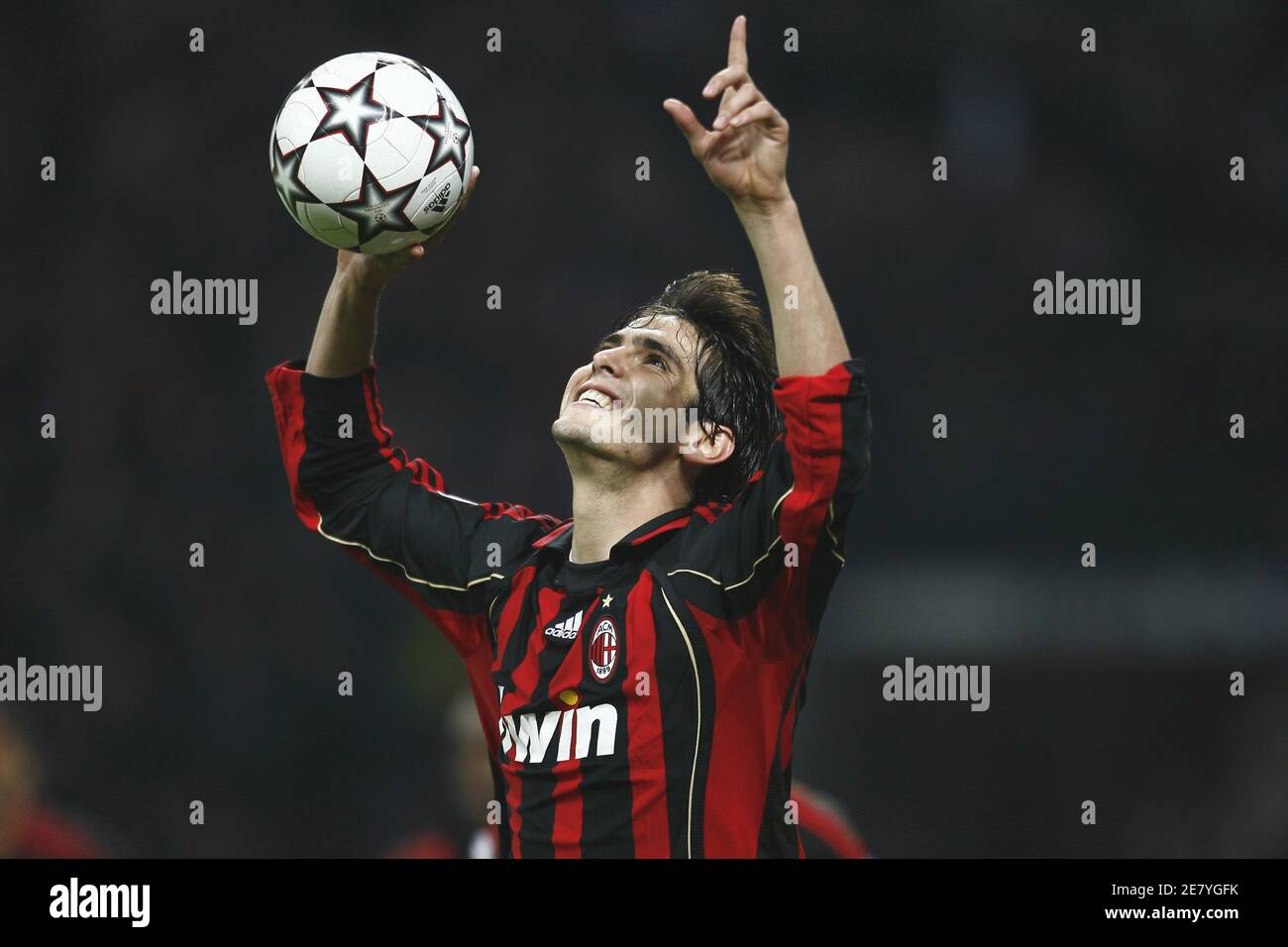El AC Milan's Kaka celebra el marcador durante Liga Campeones de la UEFA, el cuarto final, el primer partido, el AC el Bayern Munich en el estadio Giuseppe