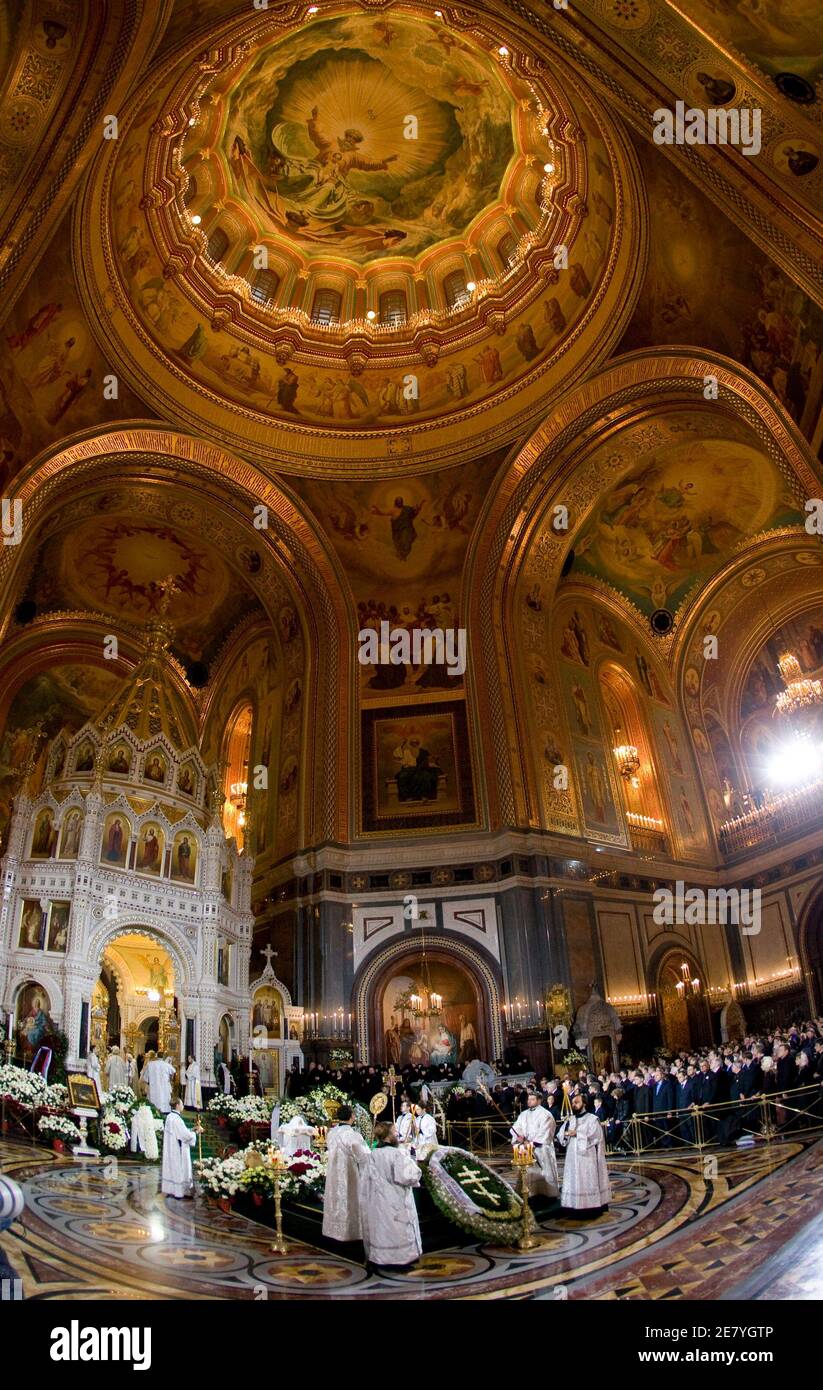 Clergymen lead the funeral service of Patriarch Alexiy II in the Christ the Saviour Cathedral in Moscow December 9, 2008. Russia bade farewell on Tuesday to Orthodox Patriarch Alexiy II at a grand, pomp-filled funeral ceremony, with speakers praising him for reviving the nation's Christian faith after decades of communist atheism.  REUTERS/Sergei Karpukhin  (RUSSIA) Foto de stock