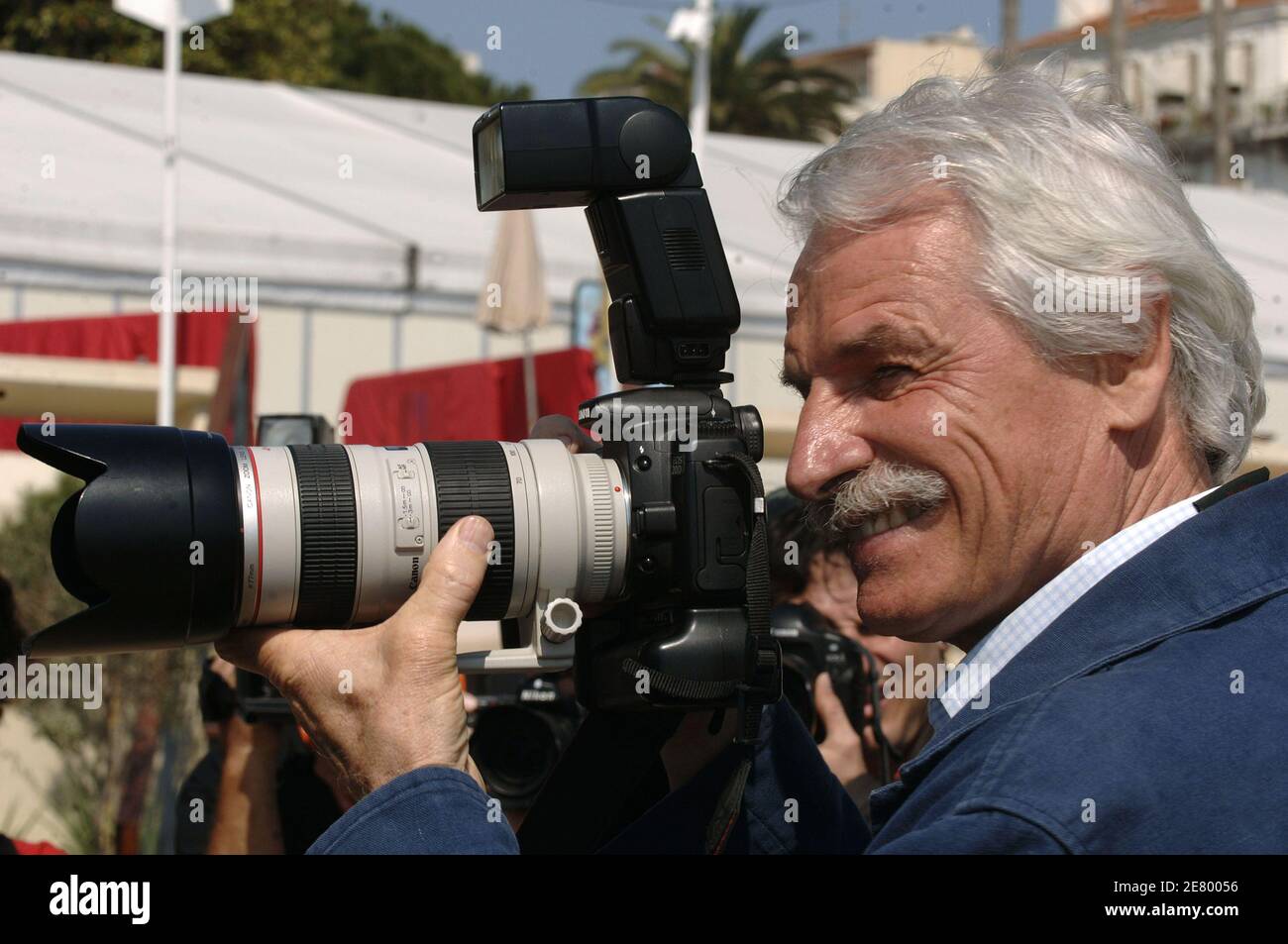 El fotógrafo francés y procucer Yann Arthus-Bertrand posan para una  fotocelda durante el festival de televisión MIP en Cannes, Riviera  Francesa, Francia, el 17 de abril de 2007. Foto de Giancarlo  Gorassini/ABACAPRESS.COM