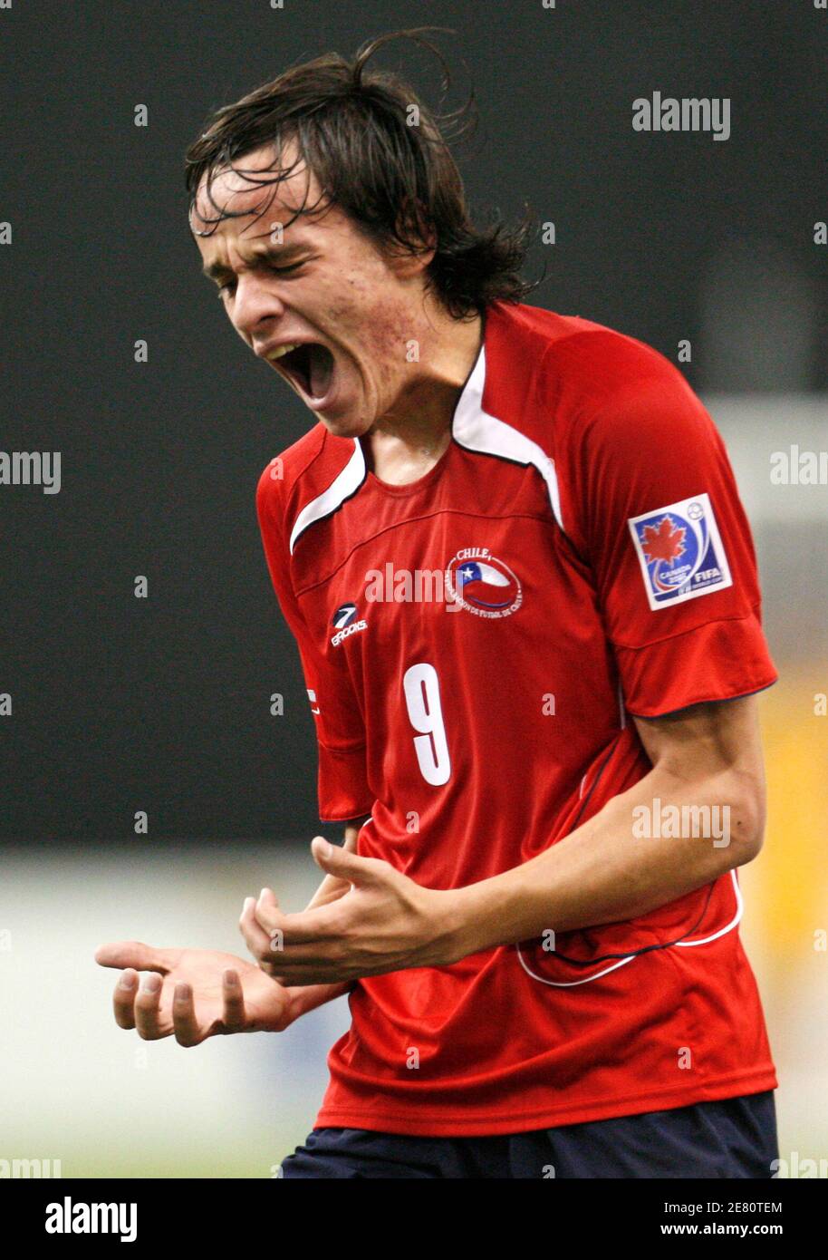 Chile's Nicolas Medina reacts during their quarterfinal match against  Nigeria at the FIFA U-20 World Cup soccer tournament in Montreal, Quebec,  July 15, 2007. REUTERS/Shaun Best (CANADA Fotografía de stock - Alamy