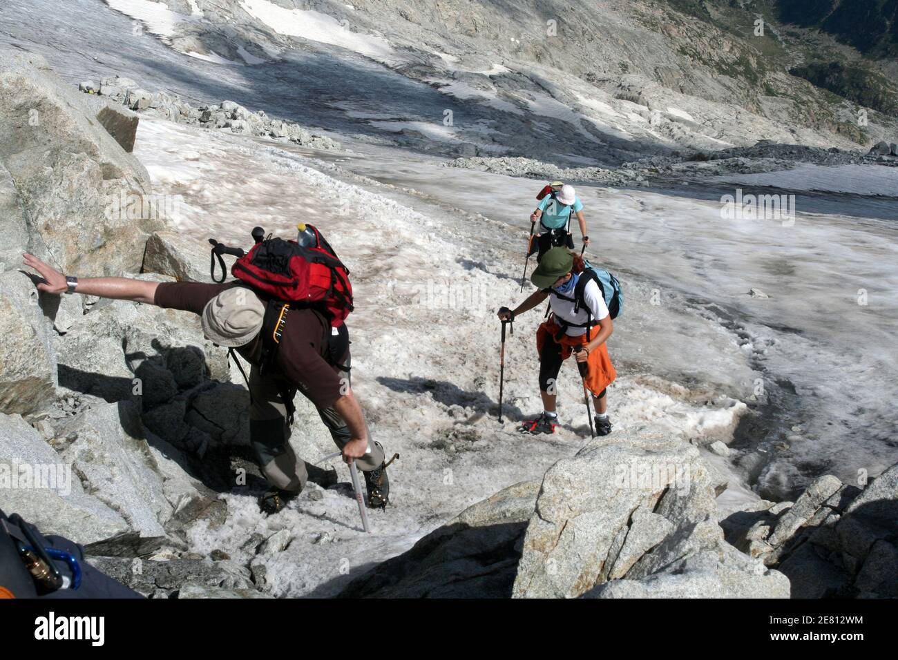 Montañeros escalando en el Monte Pico de Aneto en Huesca, España. Pico de  Aneto es la montaña más alta de los Pirineos, a 3404 metros Fotografía de  stock - Alamy