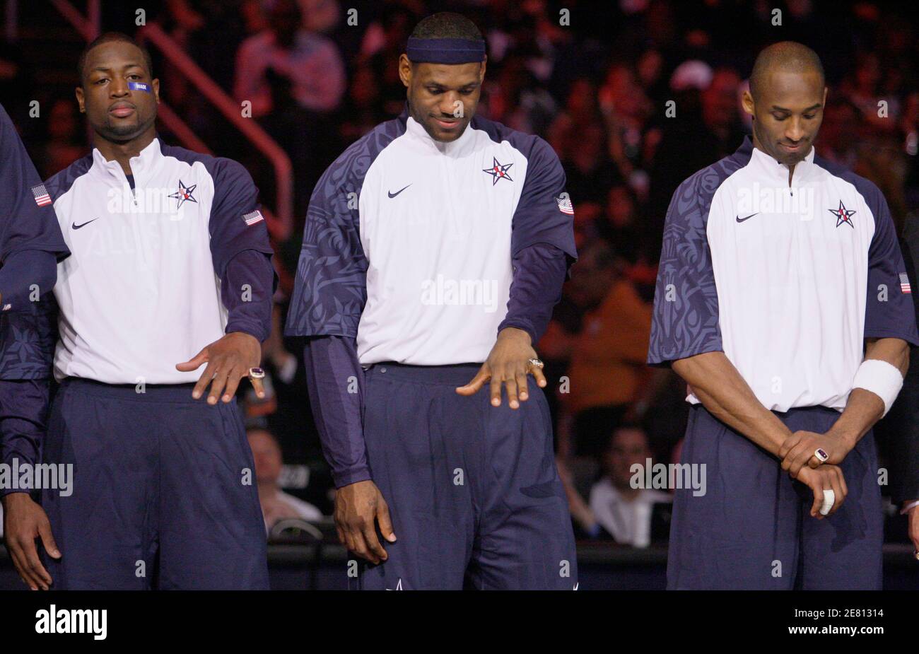 LeBron James (C) de Cleveland Cavaliers, Dwyane Wade (L) de Miami Heat y  Kobe Bryant de los Angeles Lakers miran sus anillos durante una ceremonia  en la que se les presentaron anillos