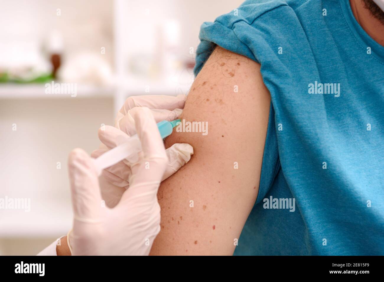 Mano del personal médico inyectando la vacuna contra el coronavirus covid-19 en la vacuna jeringa al músculo del brazo Foto de stock