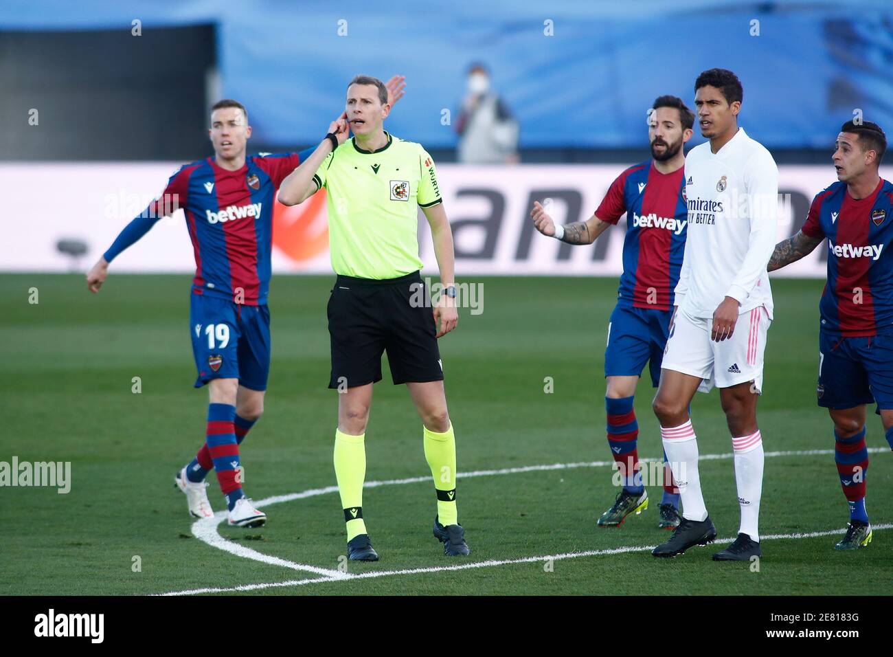 David Madie Jiménez, árbitro del partido, espera a VAR durante el  campeonato de España la Liga de fútbol entre el Real Madrid y el Levante UD  el 30 de enero de 2021