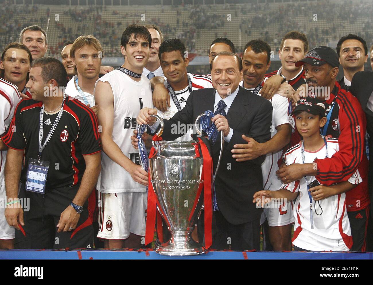 Los jugadores del AC Milan con el presidente de Milán Silvio Berlusconi  celebran con el trofeo durante la final de la Liga de Campeones de la UEFA, AC  Milan contra Liverpool en
