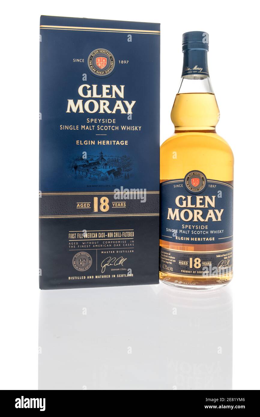 Winneconne, WI-22 de enero de 2021: Una botella de Glen Moray speyside una sola Malta whisky sobre un fondo aislado. Foto de stock