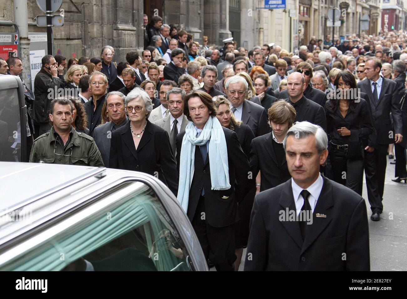 Bruno Finck llega a la misa fúnebre para su compañero, el actor francés Jean -Claude Brialy tuvo lugar en la iglesia 'Saint-Louis en l'Ile' en París,  Francia, el 4 de junio de 2007.
