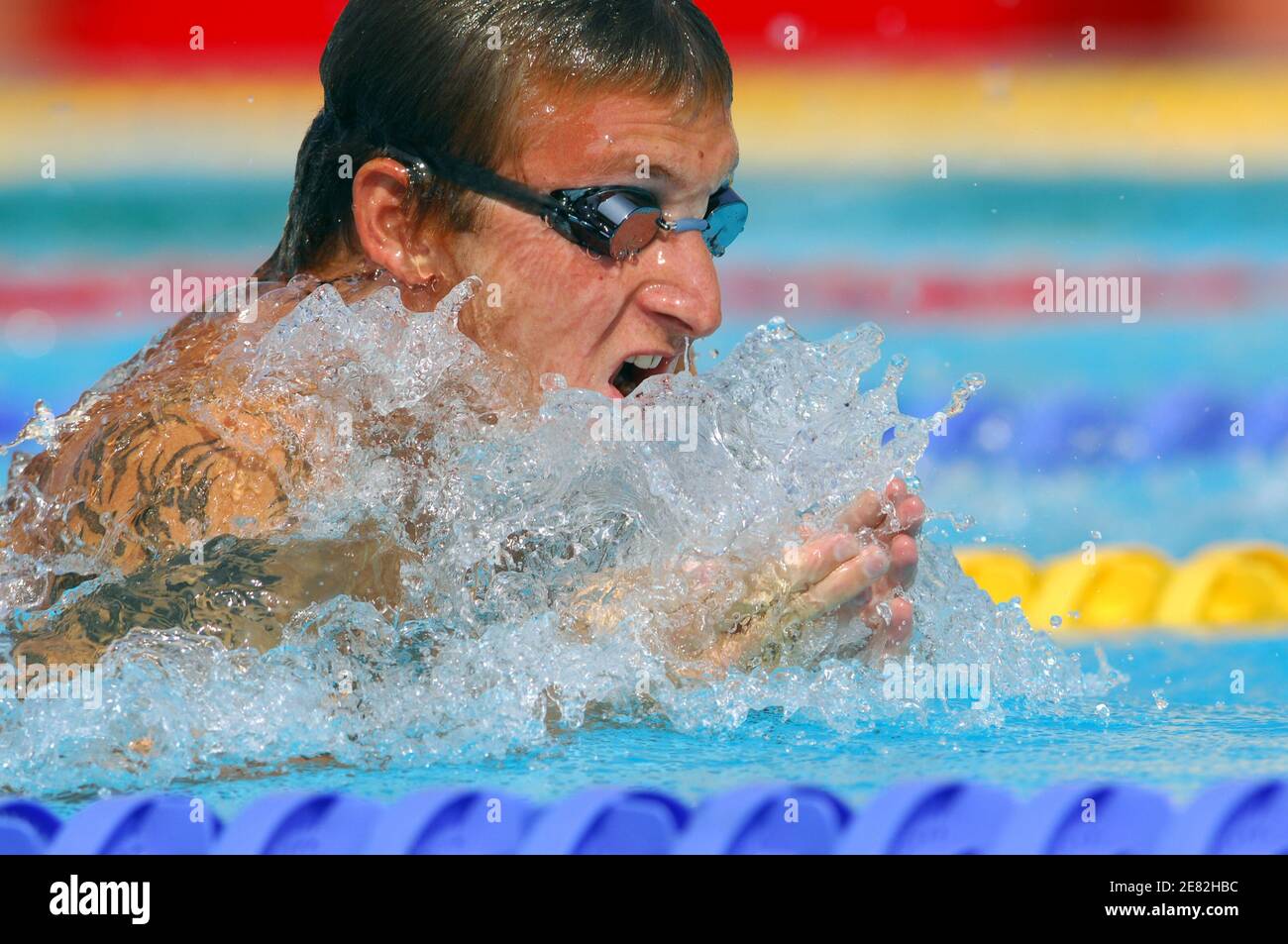 Etiquetadora DYMO roja de plástico vintage, aislada sobre fondo blanco,  primeros planos Fotografía de stock - Alamy