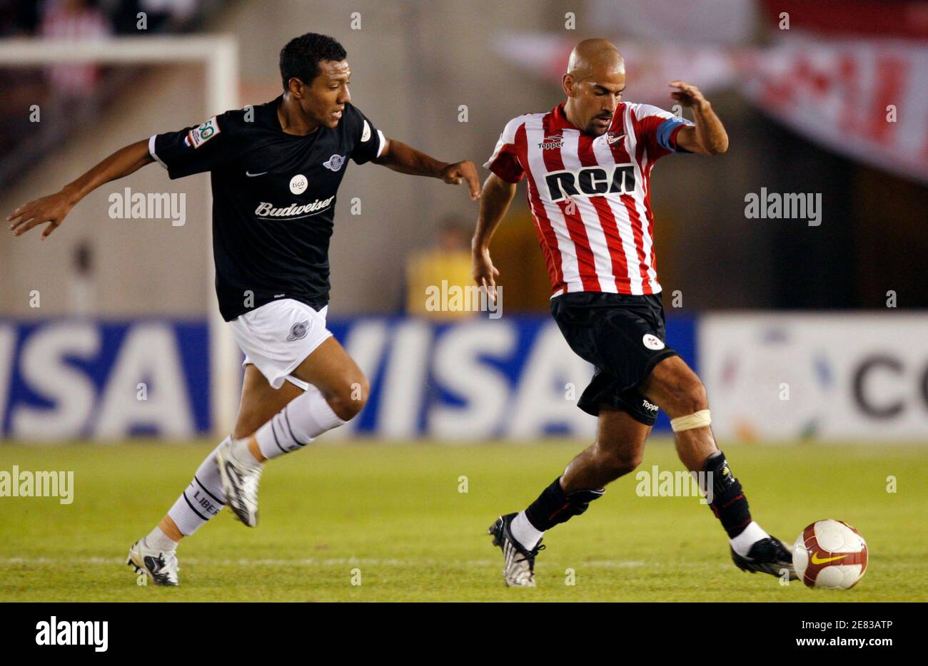 Juan Sebastian Veron R Of Argentina S Estudiantes De La Plata Dribbles Past Roberto Palacios Of Peru S Sporting Cristal During Their Copa Libertadores Soccer Match In Buenos Aires February 4 2009 Reuters Enrique Marcarian