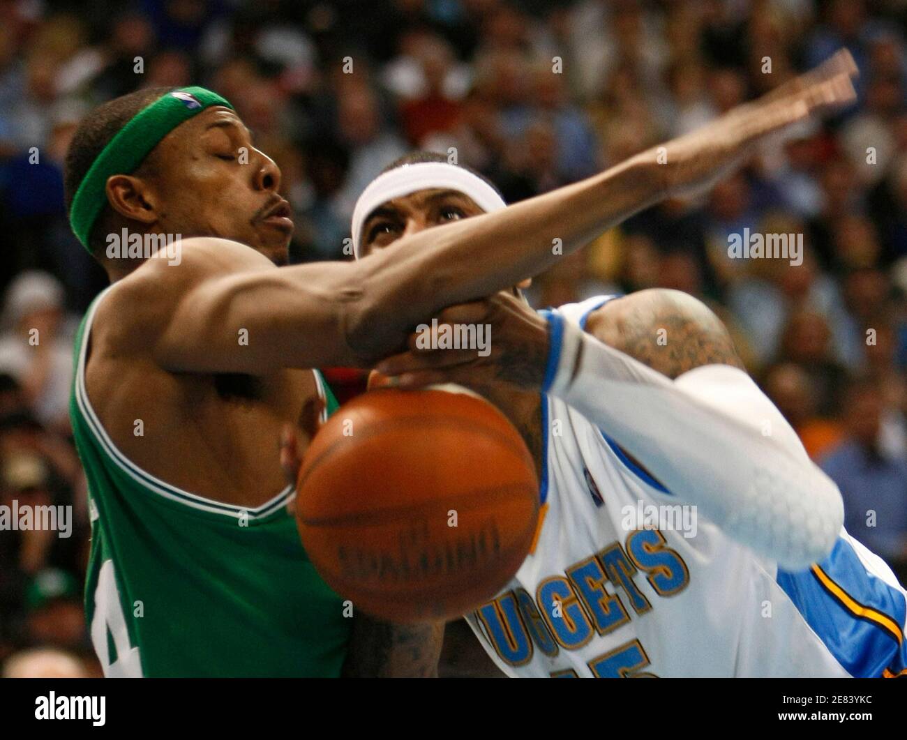 Denver Nuggets Forward Carmelo Anthony ha pelado la pelota por el Boston Celtics Forward Paul Pierce (L) en su partido de baloncesto de la NBA en Denver el 23 de febrero de 2009. REUTERS/Rick Wilking (ESTADOS UNIDOS) Foto de stock