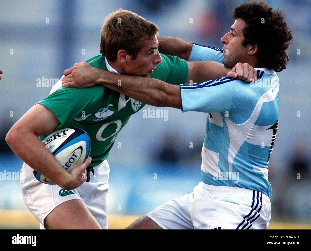 Hernan Senilosa (R) la Argentina los Pumas a Gavin Duffy de Irlanda durante su de rugby en Buenos Aires 2 de junio de 2007. REUTERS/Enrique Marcarian (ARGENTINA Fotografía