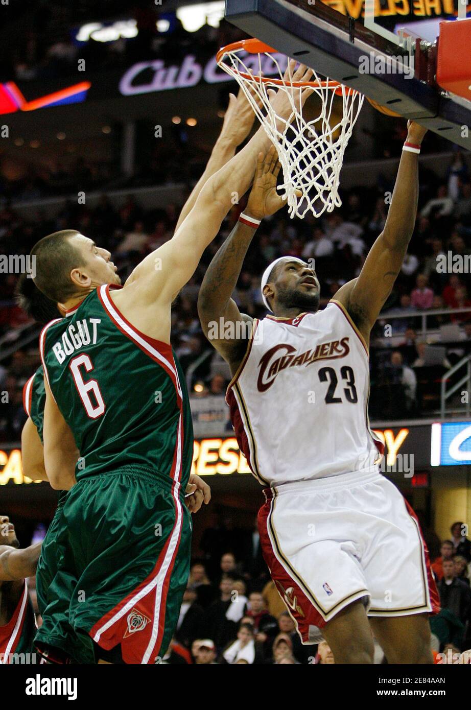 Cleveland Cavaliers LeBron James (23) anota dos de sus 31 mejores partidos  mientras que defendida por Milwaukee Bucks Andrew Bogut en el segundo  tiempo extra de su partido de baloncesto de la