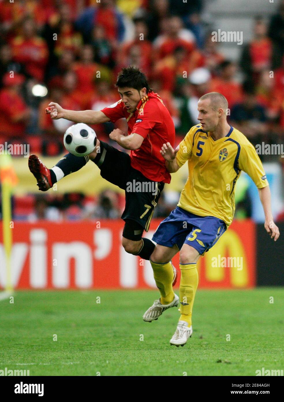 El jugador español David Villa (L) salta por el balón perseguido por el sueco Fredrik Stoor durante su partido de fútbol del Grupo D Euro 2008 en el estadio Tivoli Neu de Innsbruck, 14 de junio de 2008. REUTERS/Miguel Vidal (AUSTRIA) MÓVIL FUERA. SÓLO PARA USO EDITORIAL Foto de stock