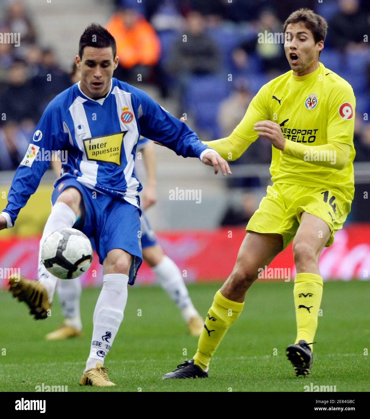 Deliberadamente Críticamente Adaptabilidad Espanyol's Jose Callejon fights for the ball against Villarreal's David  Fuster (R) during their Spanish league soccer match at Cornella-El Prat  stadium in Barcelona March 7, 2010. REUTERS/Albert Gea (SPAIN - Tags: