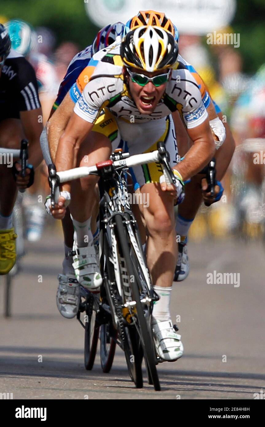Team HTC-Columbia rider Mark Cavendish sprints to win sixth stage of the Tour de France cycling race between Montargis and Gueugnon, July 9, 2010. REUTERS/Eric Gaillard (FRANCE - Tags: SPORT