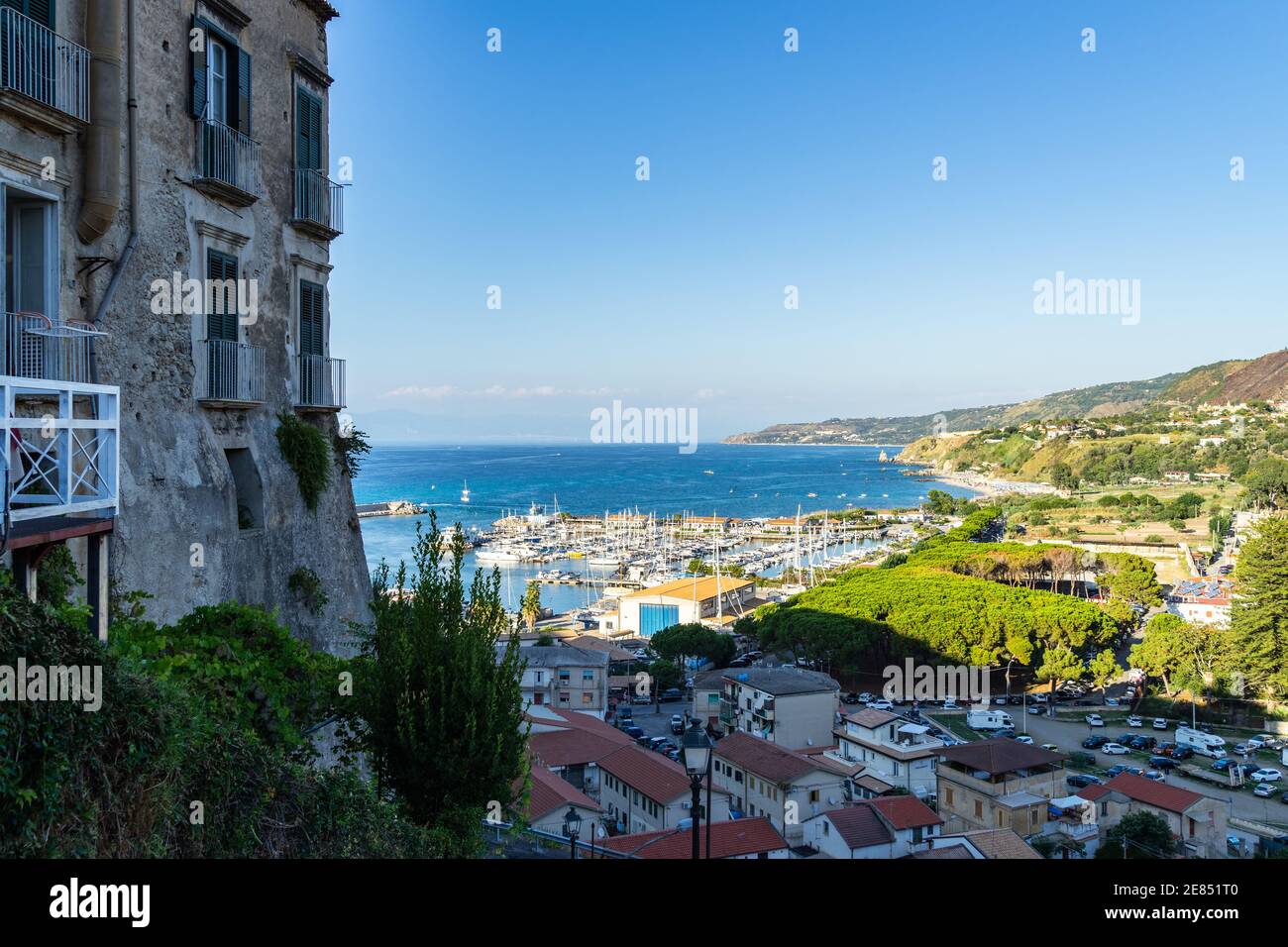 El puerto de Tropea visto entre los edificios antiguos del centro histórico, Calabria, al sur de Italia Foto de stock