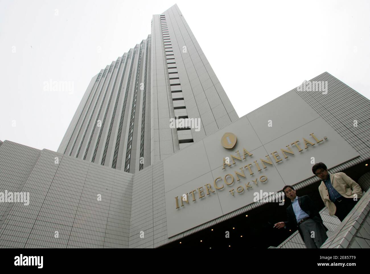 Los peatones pasan por el hotel ANA Intercontinental, una de las cadenas  hoteleras de All Nippon Airways, en Tokio el 13 de abril de 2007. La  aerolínea japonesa All Nippon Airways Co.