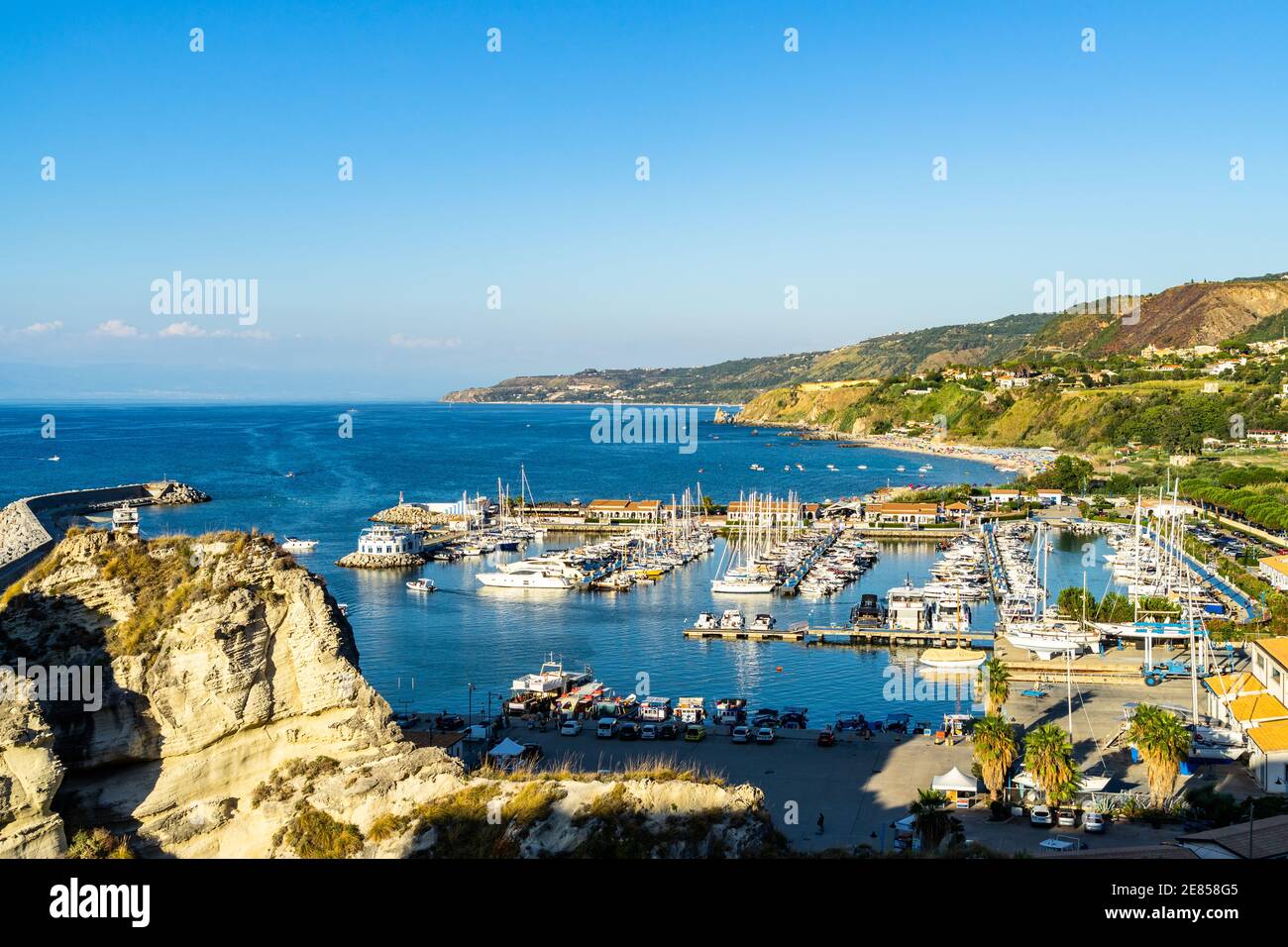 El puerto de Tropea durante el verano. Tropea es la ciudad turística costera más famosa de la región de Calabria, al sur de Italia Foto de stock