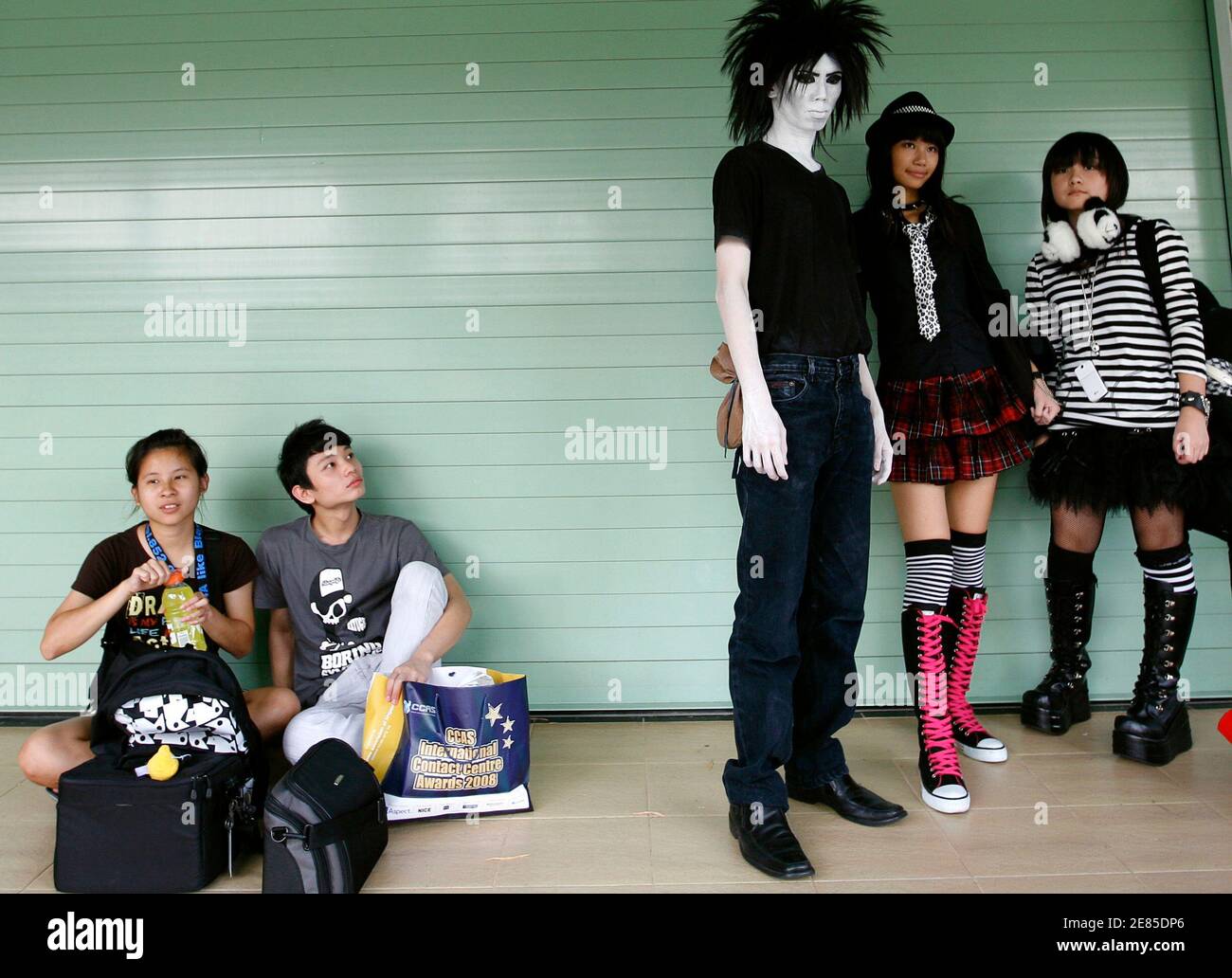 Un entusiasta del cosplay (3ra R), vestido como el personaje Dream de la novela gráfica 'Sandman' de Neil Gaiman, posan con sus amigos durante el Cosfest VIII en un complejo turístico en Un entusiasta del cosplay (3ra R), vestido como el personaje Dream de la novela gráfica 'Sandman' de Neil Gaiman, posan con sus amigos durante el Cosfest VIII en un complejo turístico en