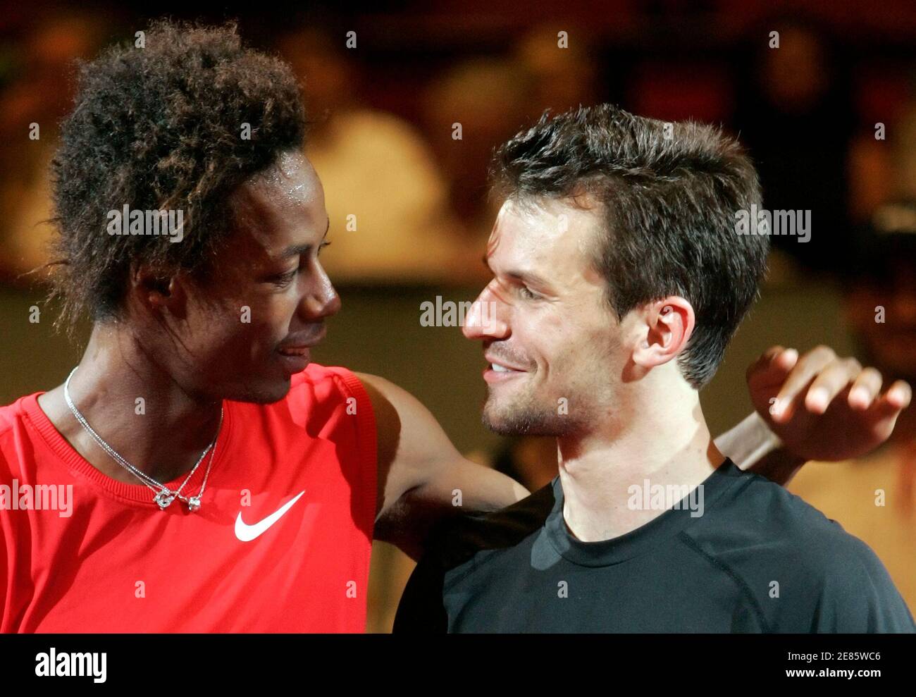 Gael Monfils de Francia (L) felicita a Philipp Petzschner de Alemania después de la derrota de Monfils en su partido de tenis final del Abierto de Viena en Viena el 12 de octubre de 2008. REUTERS/Herwig Prammer (AUSTRIA) Foto de stock