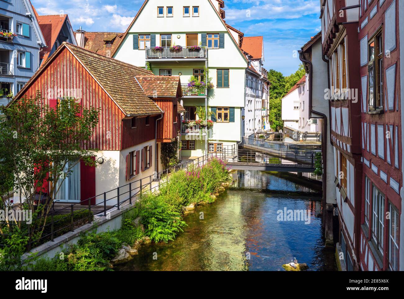 Ulm ciudad, Alemania. Bonita vista de las hermosas casas antiguas y el canal en el histórico barrio de los pescadores. Este lugar es la famosa atracción turística de Ulm. SCEN Foto de stock