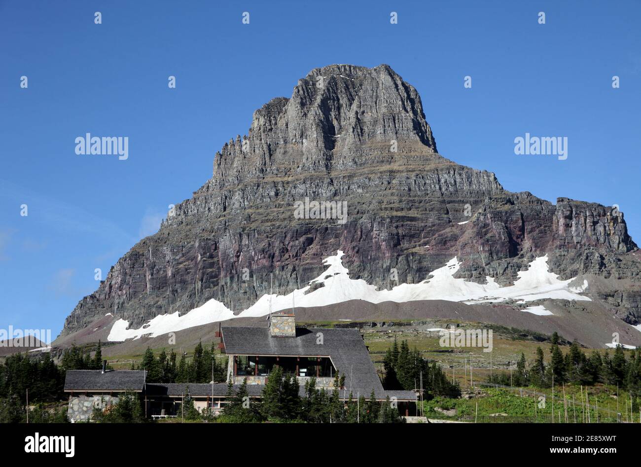 Clements Mountain detrás de la Estación de Guardaparques del Parque Nacional Glacier en Logan Pass, Montana, Estados Unidos Foto de stock