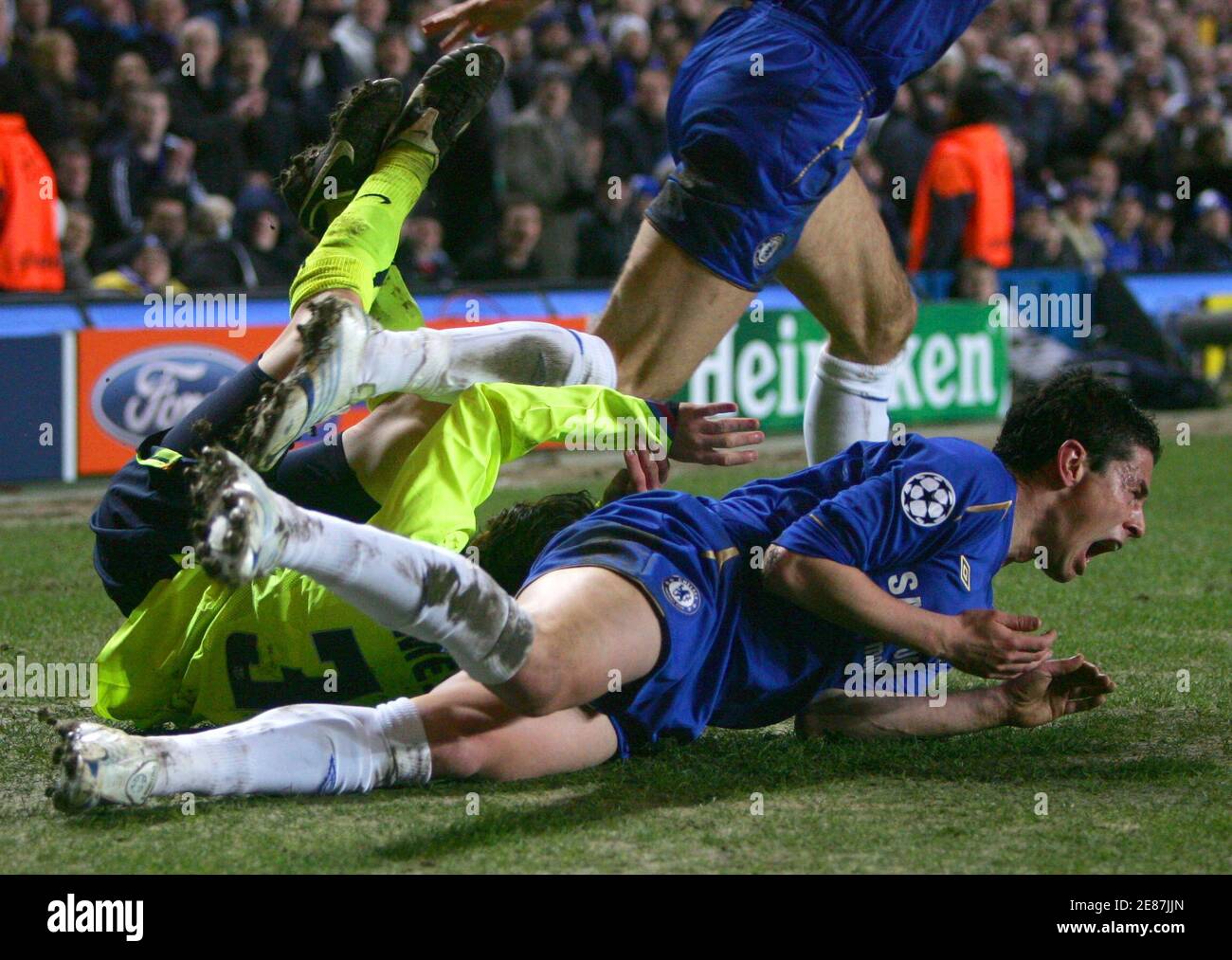 Chelsea's Asier Del Horno (R) tackles Barcelona's Lionel Messi during their  Champions League first knockout round first leg soccer match at Stamford  Bridge in London, February 22, 2006. REUTERS/Mike Finn-Kelcey Fotografía de