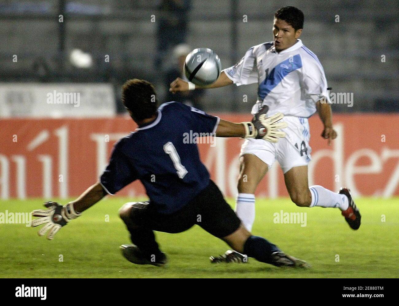 El guatemalteco Elmer Ponciano (R) patea el balón para marcar el primer gol contra Costa Rica, pasado el portero costarricense Alvaro Mesen (1) durante la primera mitad de su partido de fútbol El guatemalteco Elmer Ponciano (R) patea el balón para marcar el primer gol contra Costa Rica, pasado el portero costarricense Alvaro Mesen (1) durante la primera mitad de su partido de fútbol
