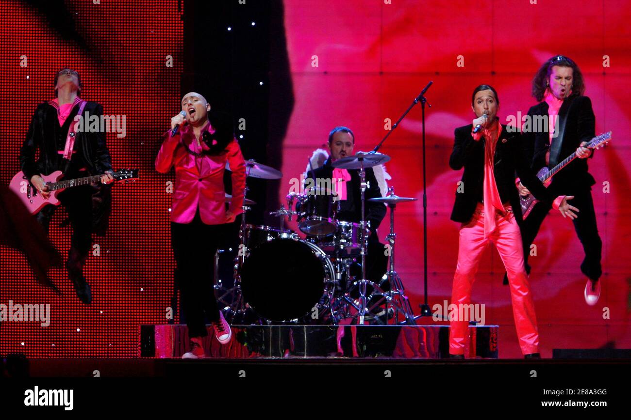 El grupo francés Les Fatals Picards interpretó su canción 'L'Amour a la francaise' durante las finales del Festival de Eurovisión en Helsinki el 12 de mayo de 2007. REUTERS/Bob Strong (FINLANDIA) Foto de stock