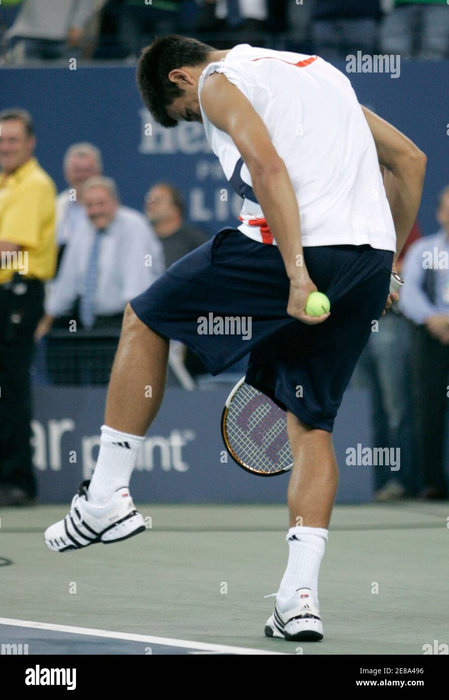 Djokovic de Serbia tira sus pantalones cortos mientras hace una imitación de Rafael después de que ganó su partido Carlos Moya de España en el torneo de tenis U. S.