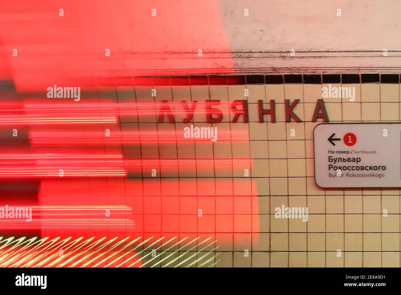 Moscú, Rusia. 31 de enero de 2021. Un tren sale de la estación Lubyanka del metro de Moscú. En relación con las convocatorias de protestas, se ha restringido el transporte público. El acceso a varias estaciones del metro de Moscú en el centro de Moscú, incluyendo Lubyanka, ha sido temporalmente cerrado, con trenes que pasan sin parar. Crédito: Valery Sharifulin/TASS/Alamy Live News Foto de stock