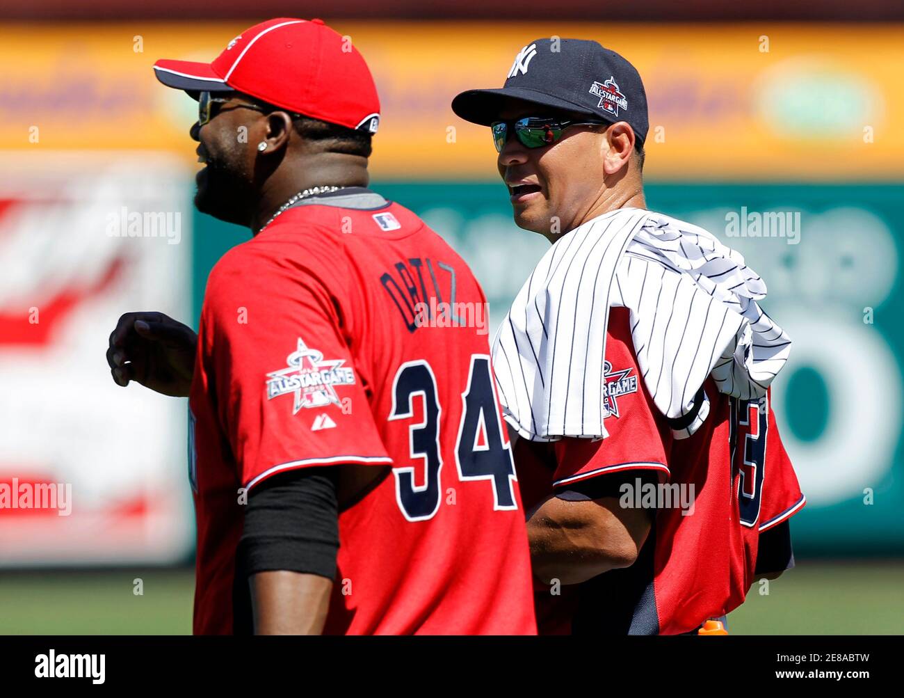 Las estrellas de la Liga Americana David Ortiz de los Medias Rojas de  Boston y Alex Rodríguez (R) de los Yankees de Nueva York hablan antes del  Juego de estrellas de la