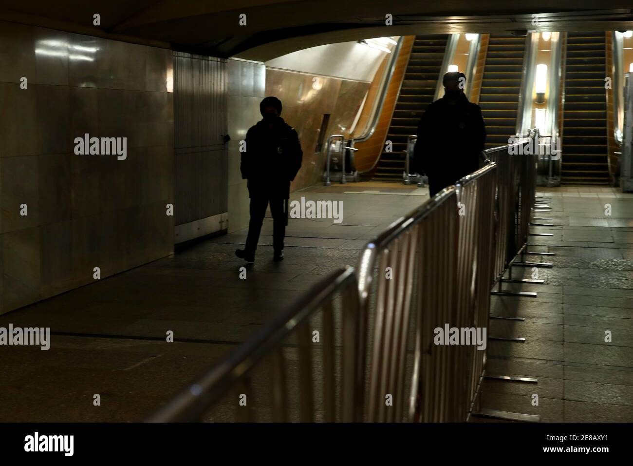 Moscú, Rusia. 31 de enero de 2021. Los agentes de policía se encuentran cerca de las escaleras mecánicas en la estación Kuznetsky Most del metro de Moscú. En relación con las convocatorias de protestas, se ha restringido el transporte público. El acceso a varias estaciones del metro de Moscú en el centro de Moscú, incluyendo Kuznetsky Most, ha sido temporalmente cerrado, con trenes que pasan sin parar. Crédito: Valery Sharifulin/TASS/Alamy Live News Foto de stock