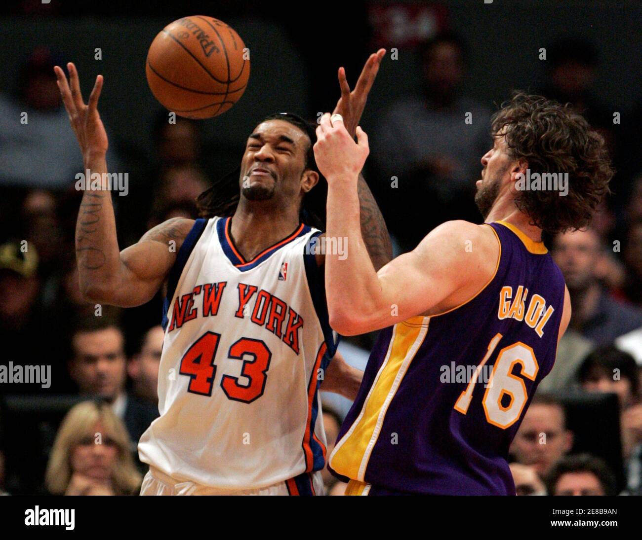 horario guardarropa Mal New York Knicks Jordan Hill (L) loses control of the ball against Los  Angeles Lakers Pau Gasol in the second half of their NBA basketball game at  Madison Square Garden in New