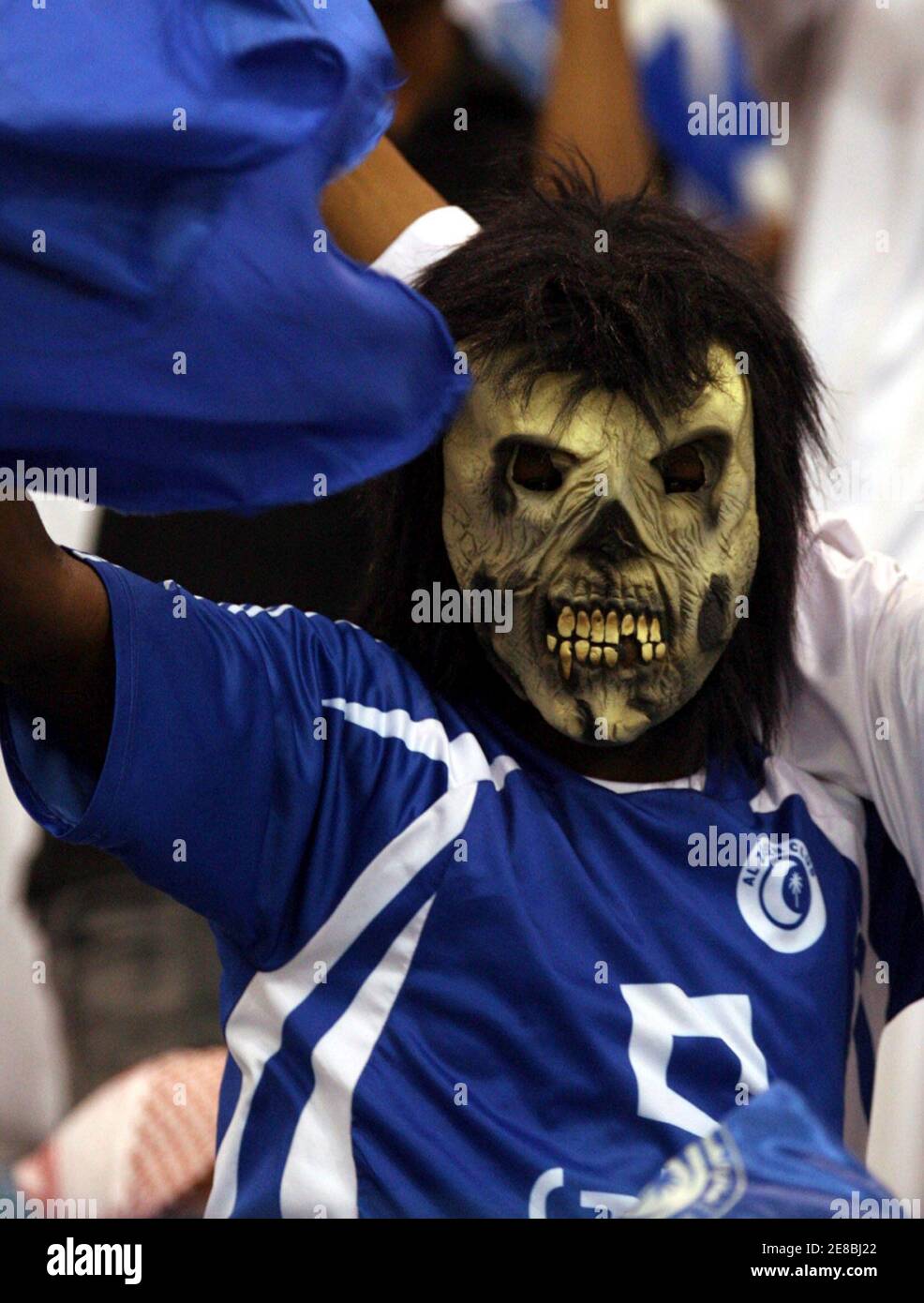 Un fan de al-Hilal anima a su equipo durante su partido contra al-Nasr en el partido final de fútbol de la Copa Príncipe Saudita Faisal Bin Fahad en Riad el 2 de abril de 2008. REUTERS/Fahad Shadeed (ARABIA SAUDITA) Foto de stock