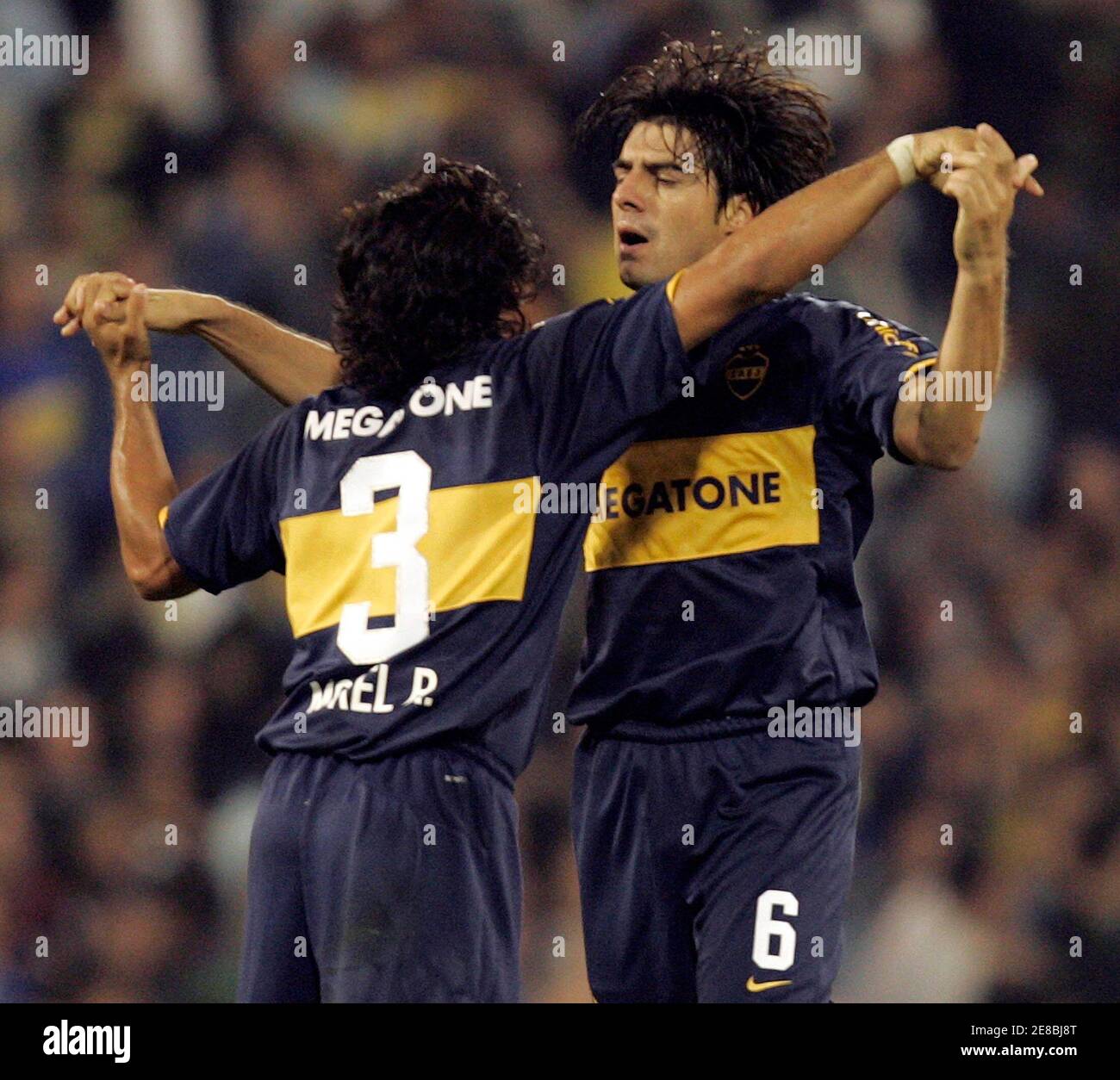 Paraguayan player Julio Cesar Caceres (R) of Argentina's Boca Juniors