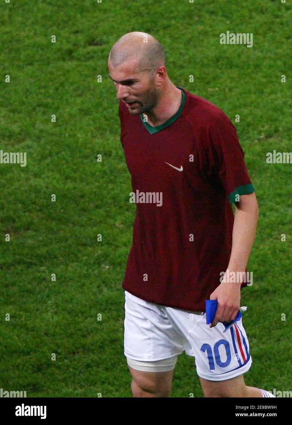 La francesa Zinedine Zidane sale del campo, luciendo la camisa de Luis Figo  de Portugal, después de que Francia derrotó a Portugal en su partido de  fútbol semifinal de la Copa del