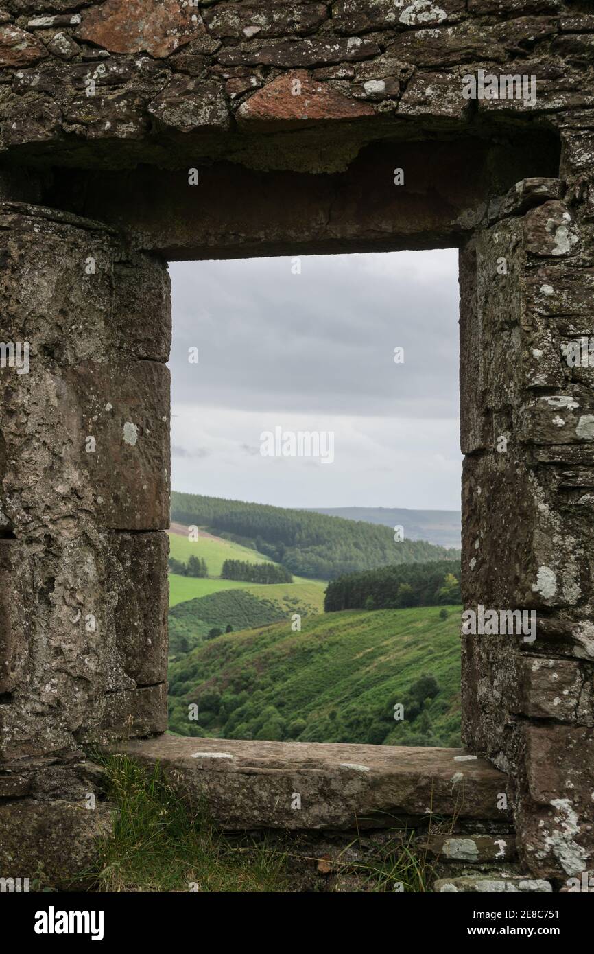 Vea por la ventana de una casa de campo abandonada en ruinas en la antigua carretera militar que conduce a Cairn o' Mount, cerca de Auchenblae, Aberdeenshire Foto de stock
