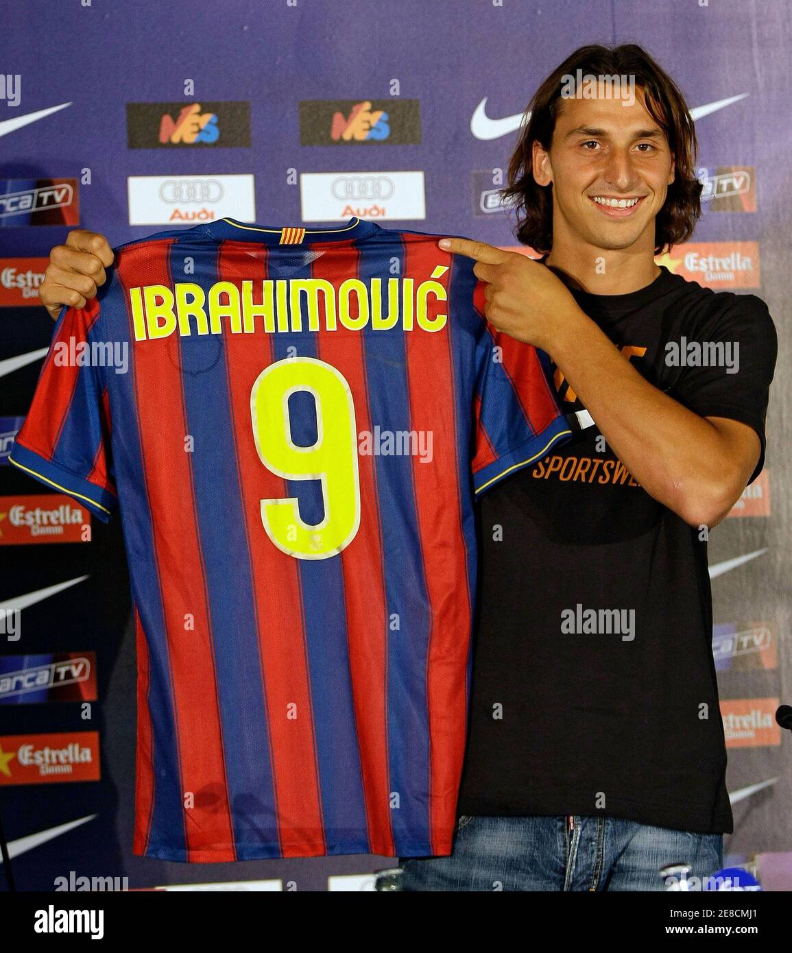 Barcelona's new signing Zlatan Ibrahimovic of Sweden holds up his FC Barcelona  jersey as he was presented at the Camp Nou stadium in Barcelona, July 27,  2009. Inter have agreed to swap