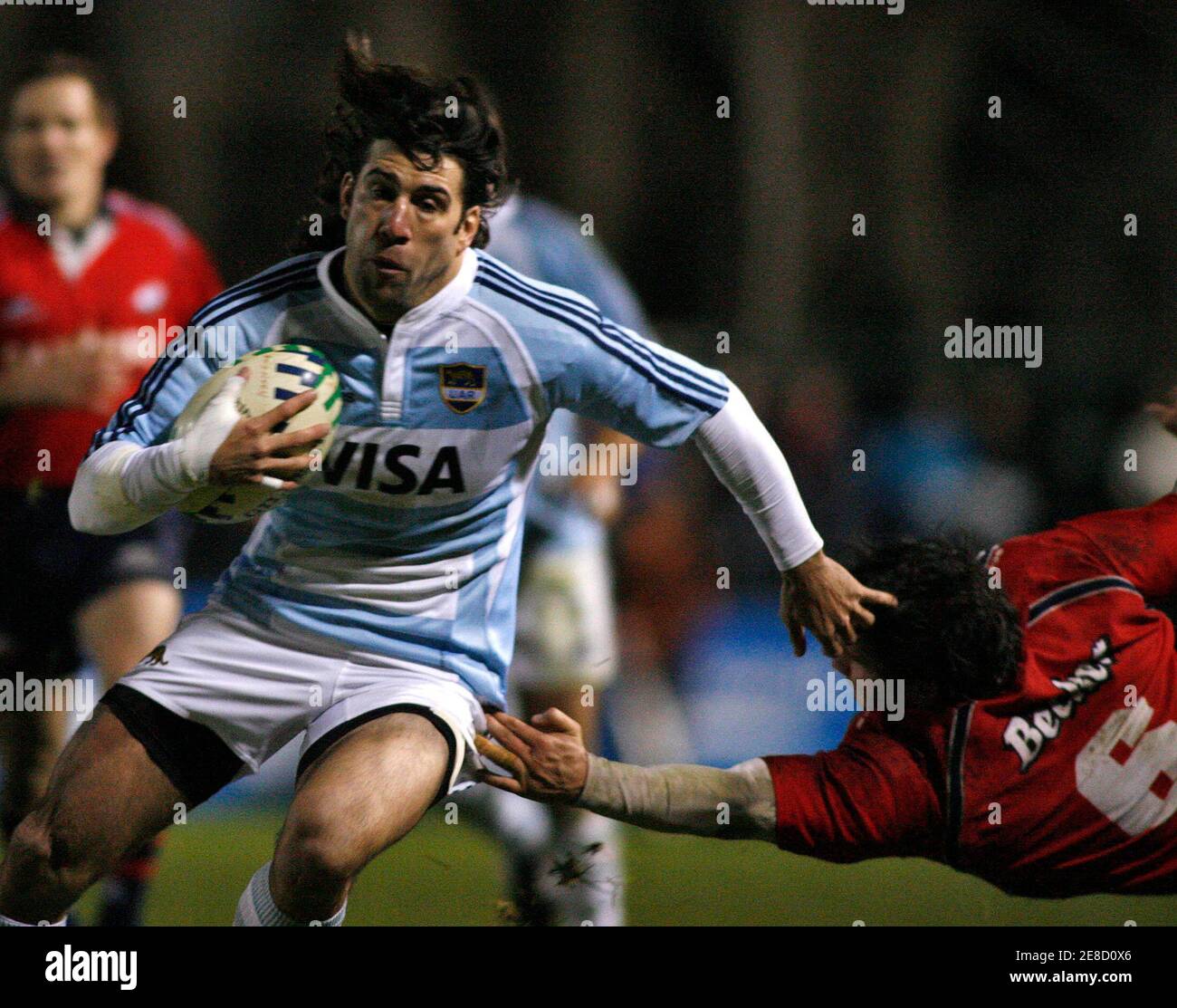 Ignacio Corleto (L) de los Pumas de Argentina elude a Andres Palacios de  Chile durante su amistoso partido de rugby jugado en Buenos Aires, 4 de  agosto de 2007. Argentina debutará en