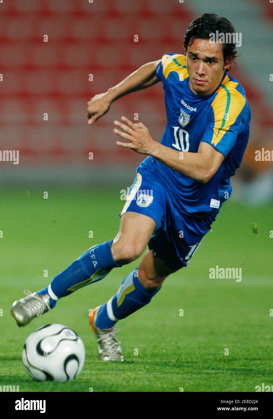 Panagiotou Feidias, de Chipre, controla el balón contra China durante el partido de fútbol U19 International Friendly Tournament 2008 en Doha, enero de 20,2008. REUTERS/Fadi AL-Assaad (QATAR) Foto de stock